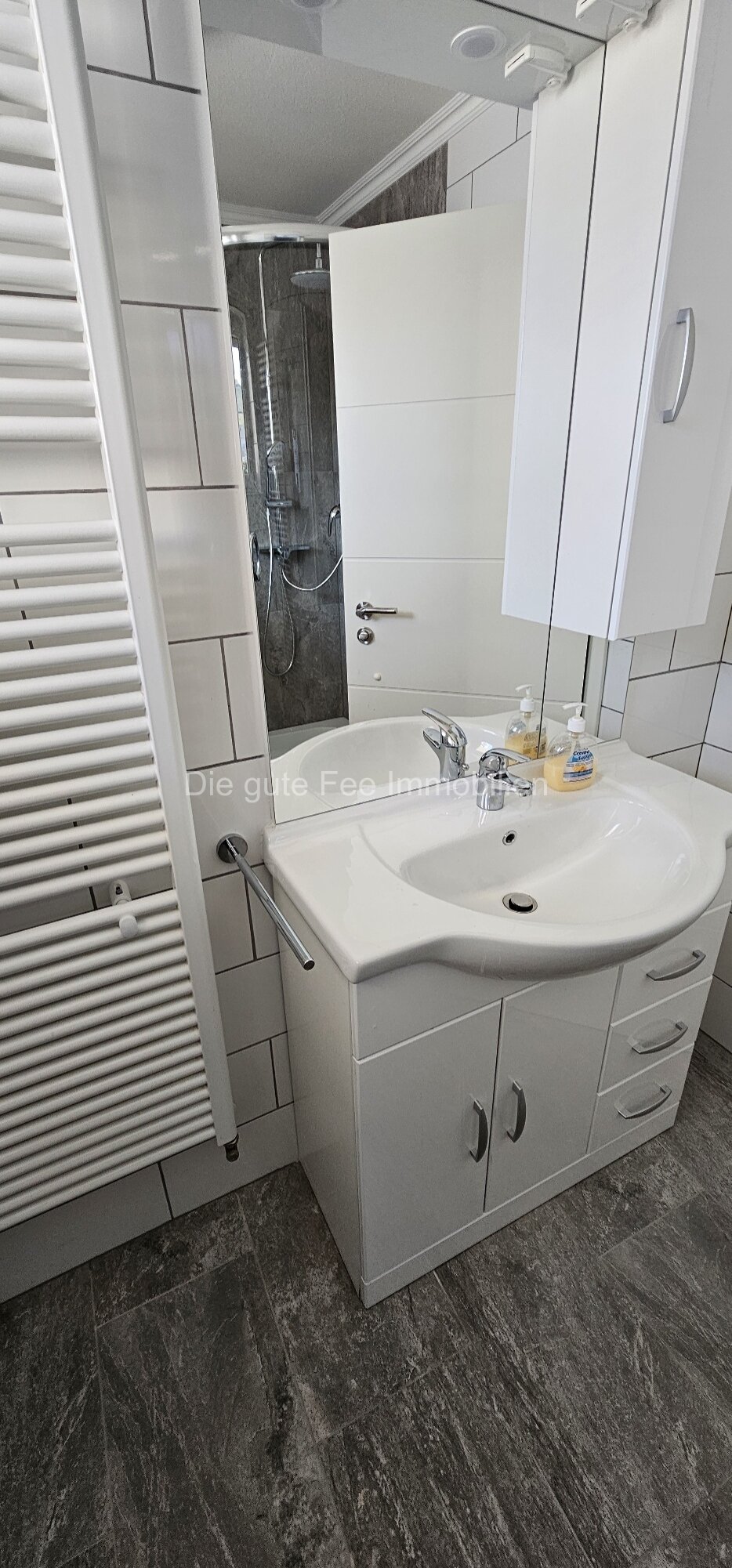 Schöne, helle, neu renovierte 3 ZKB - Wohnung mit Balkon