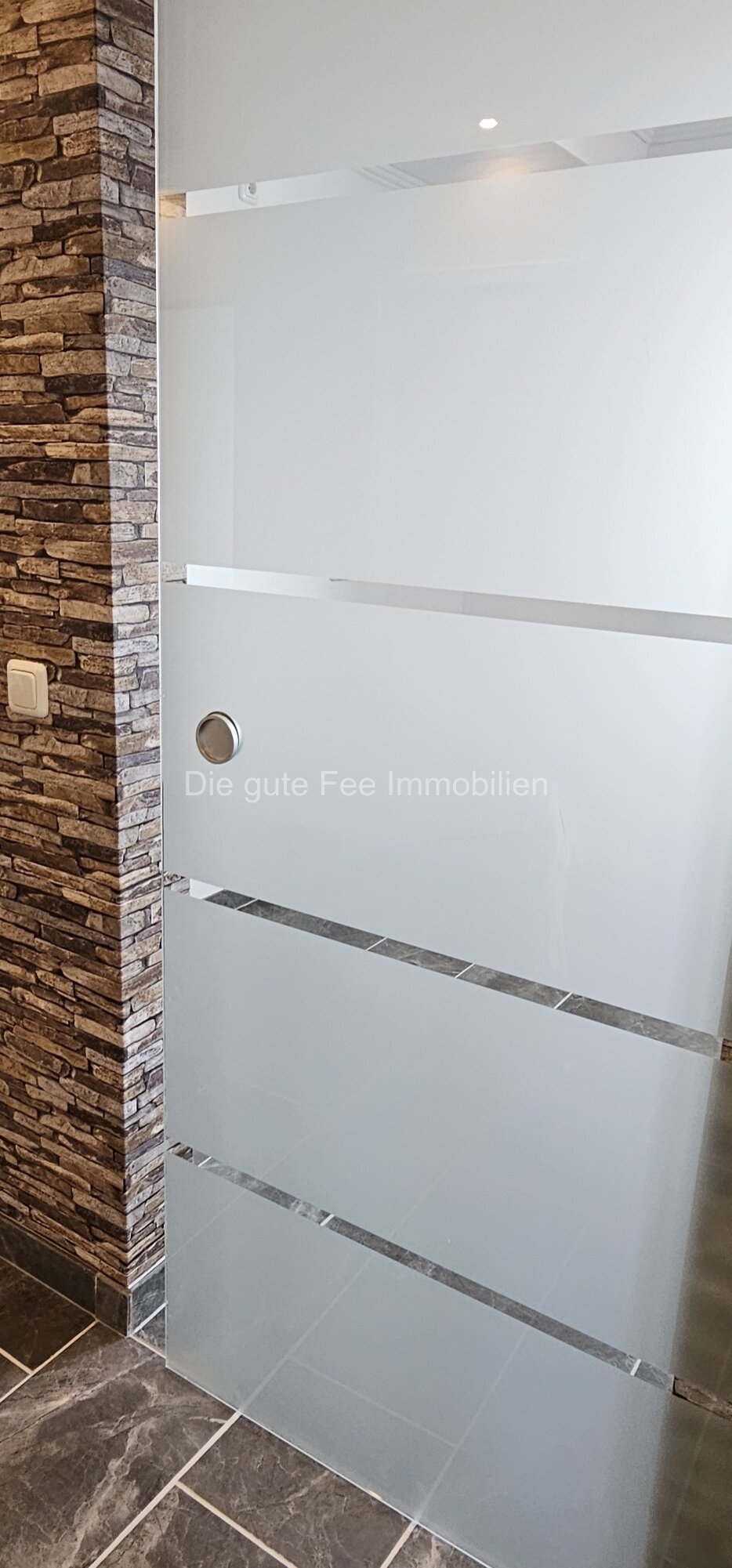 Schöne, helle, neu renovierte Wohnung mit Balkon