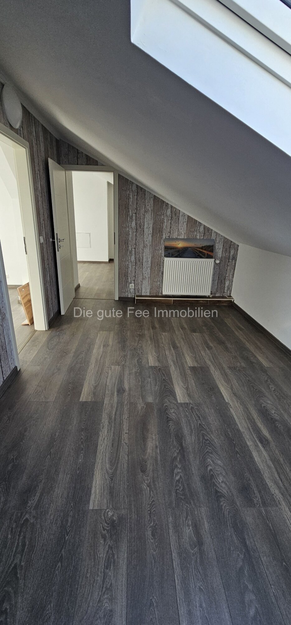 Schöne, helle, neu renovierte Wohnung mit Balkon