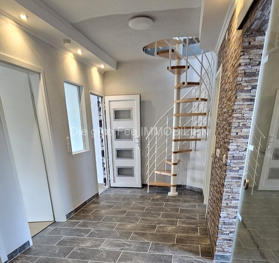 Schöne, helle, neu renovierte Wohnung mit Balkon