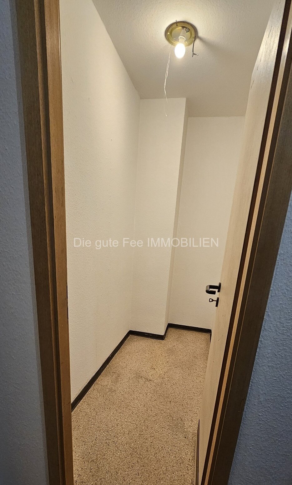 Renoviertes schönes 2 - Zimmer Appartement mit Balkon, in Uni Nähe, für Investoren