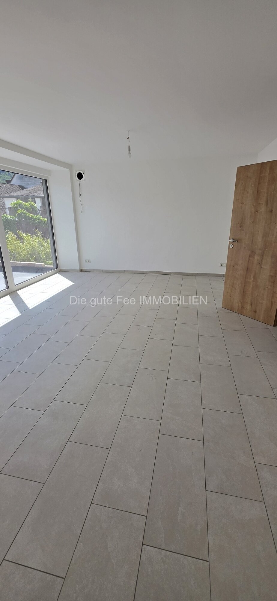 Komplett renovierte schöne große 3  Zimmer Wohnung mit Balkon in Mehring 