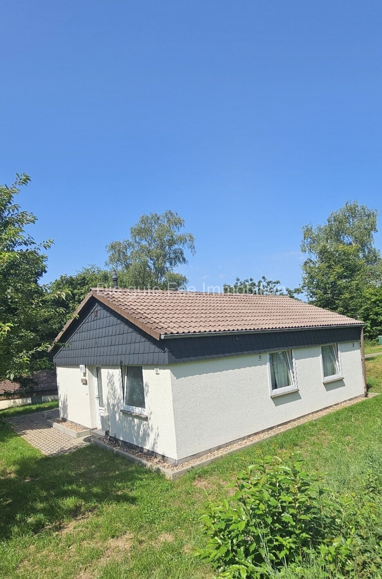Das Haus steht in ruhiger und schöner Lage im Park Das Haus steht in ruhiger und schöner Lage im Park