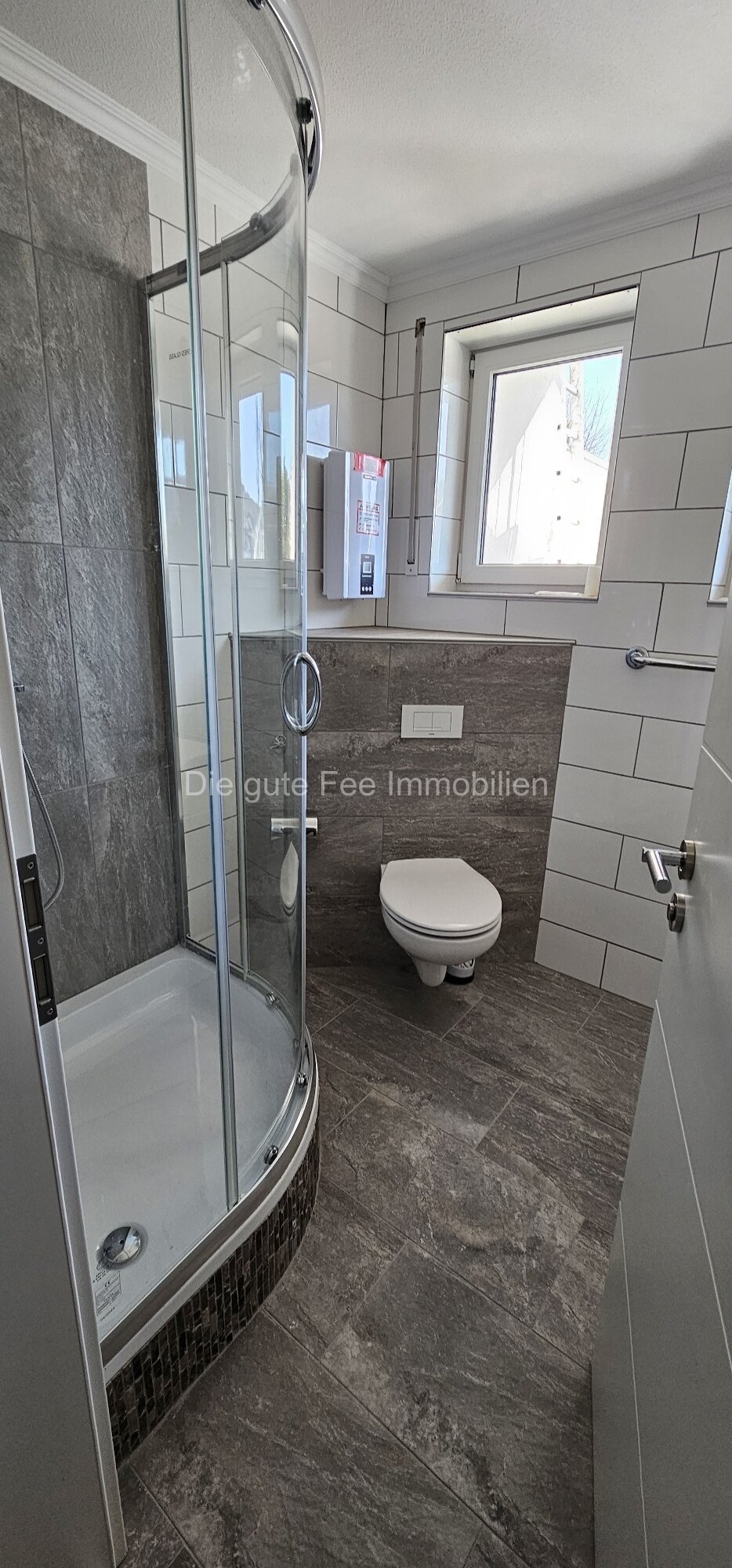 Bad mit Dusche und Fenster