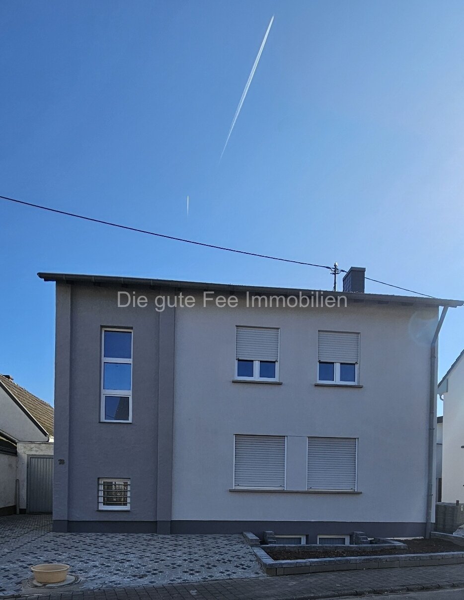Hausansicht und Garage