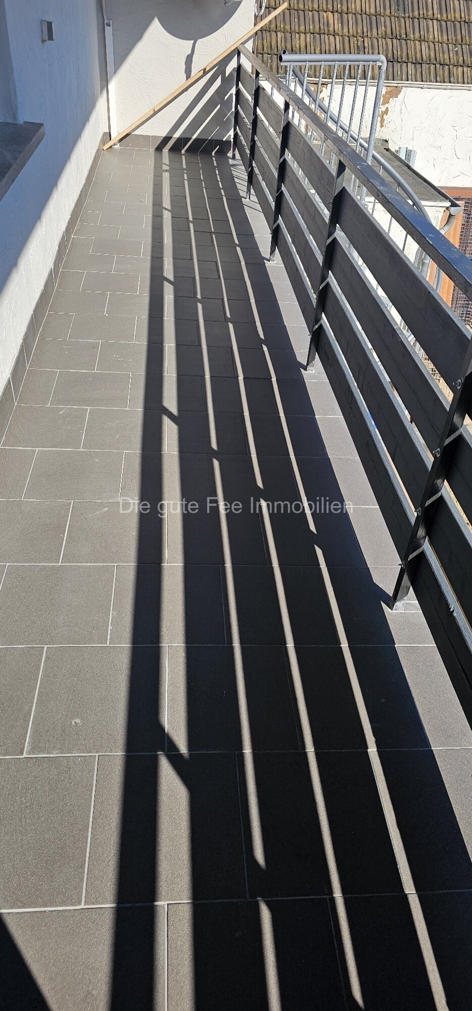 großer Balkon mit Zugang zum Garten, 1 Türe wird eingebaut.