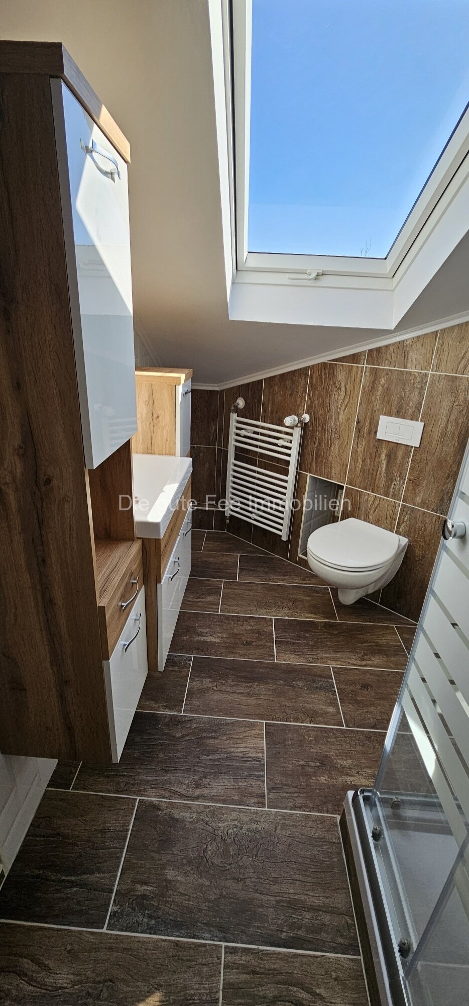 Schönes 2. Bad mit Dusche und Fenster