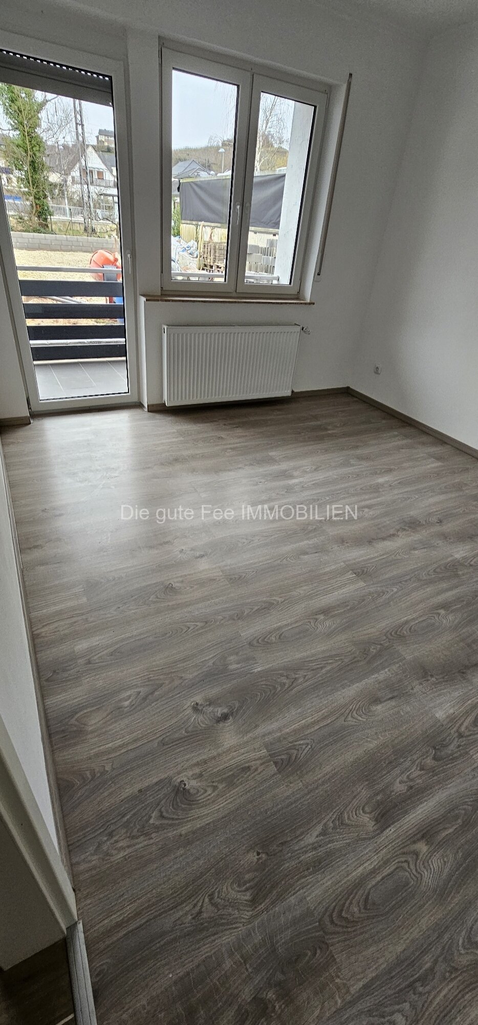 Wohnzimmer mit Balkon