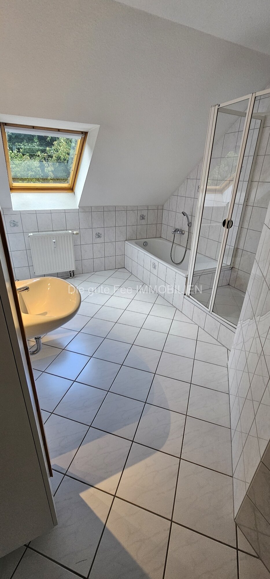 Bad mit Wanne und Dusche Bad mit Wanne und Dusche