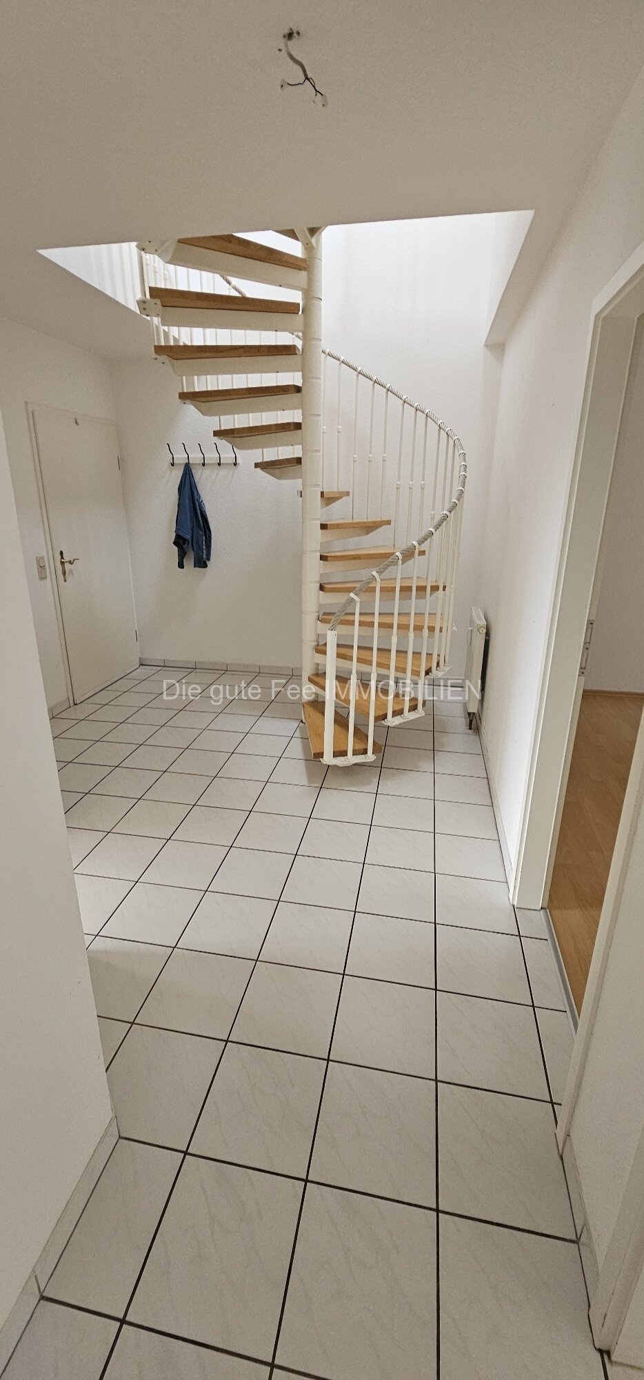 große Diele mit Wendeltreppe nach oben große Diele mit Wendeltreppe nach oben