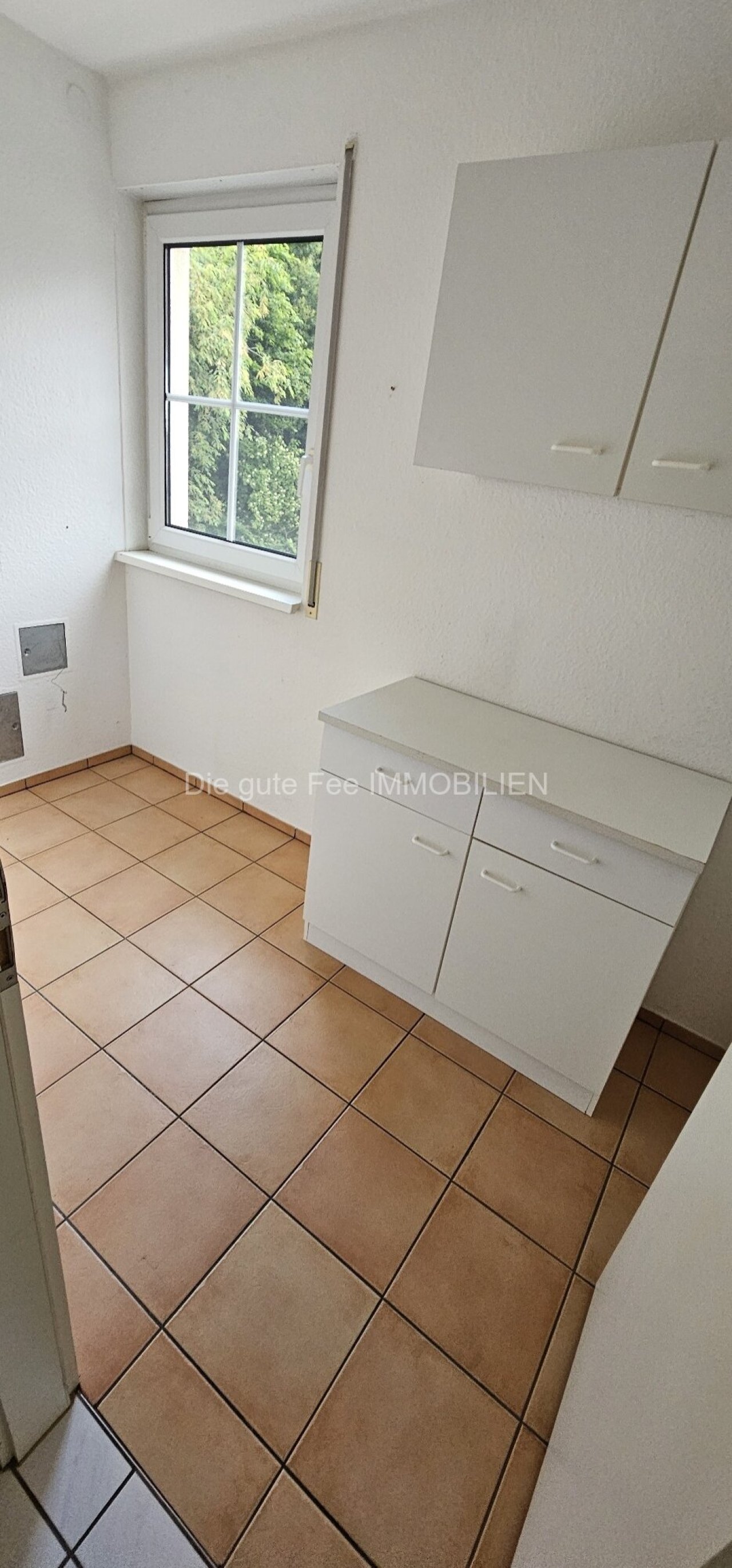 großer Abstellraum mit Fenster und Möbel großer Abstellraum mit Fenster und Möbel