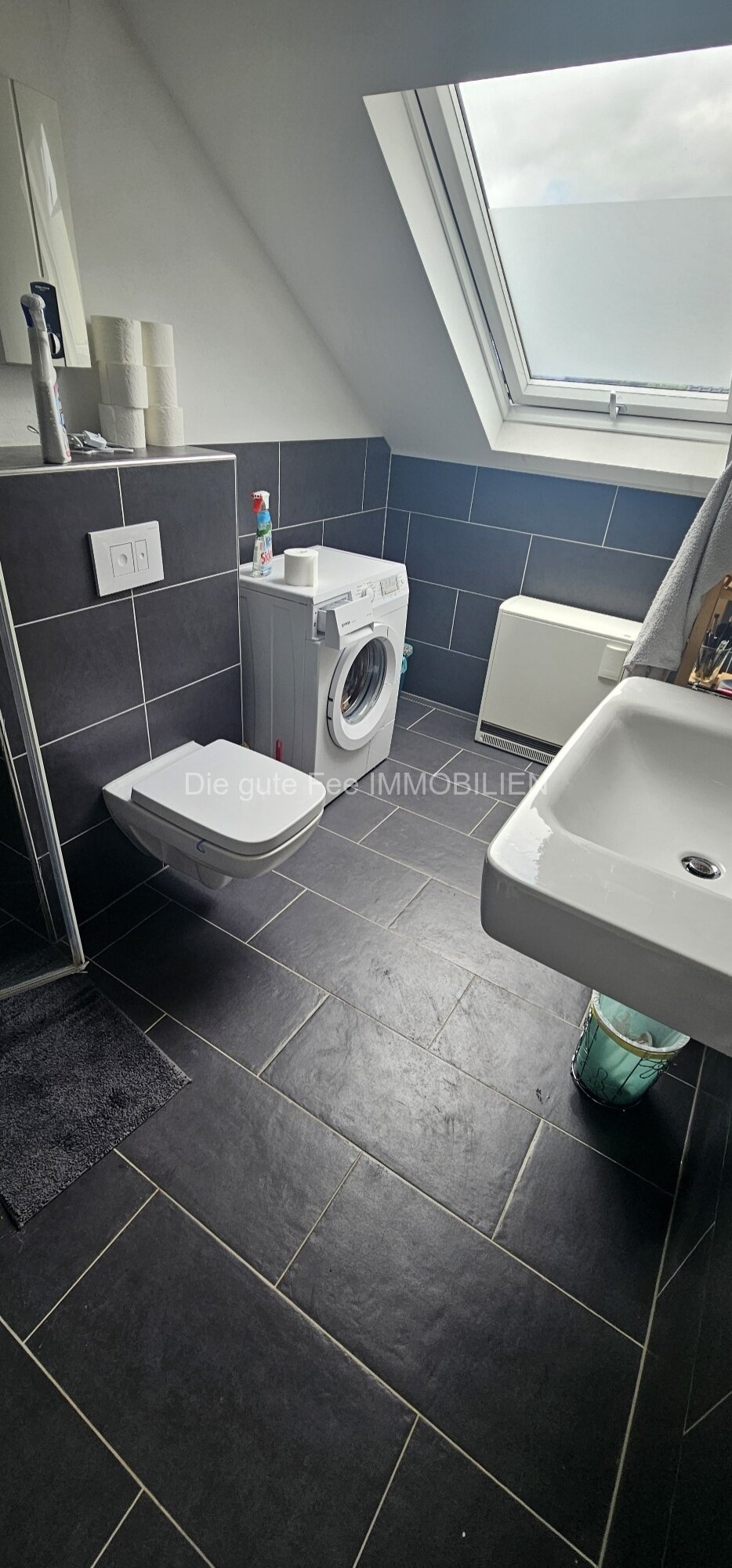 Bad mit Dusche und Fenster Bad mit Dusche und Fenster