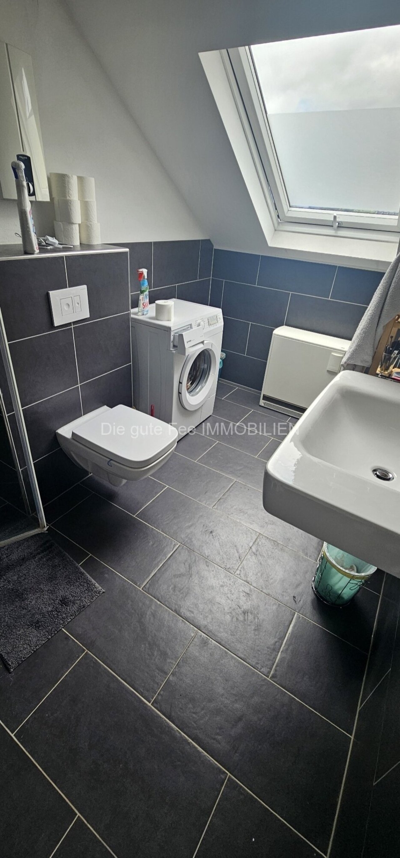 Bad mit Dusche und Fenster Bad mit Dusche und Fenster