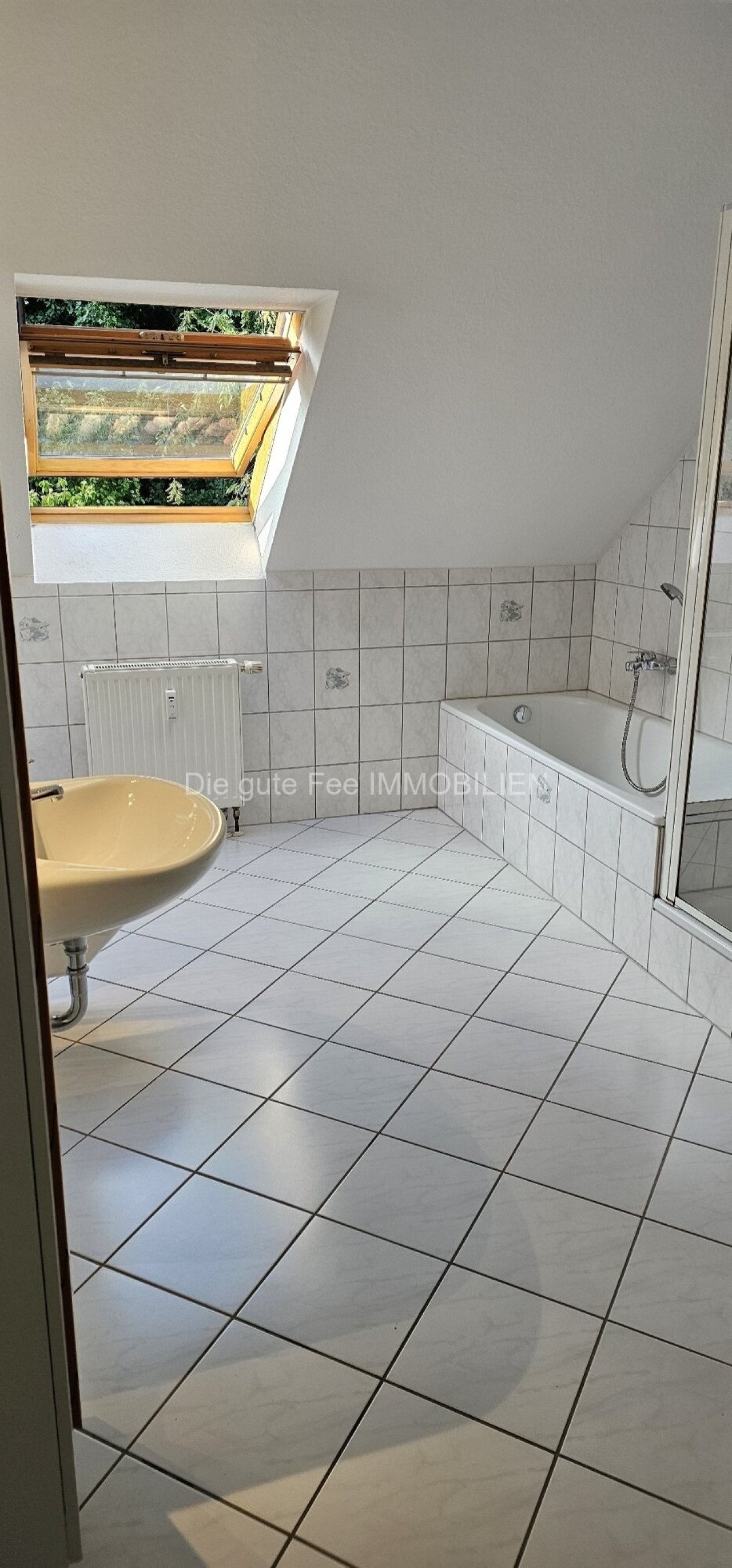 Bad mit Wanne und Dusche