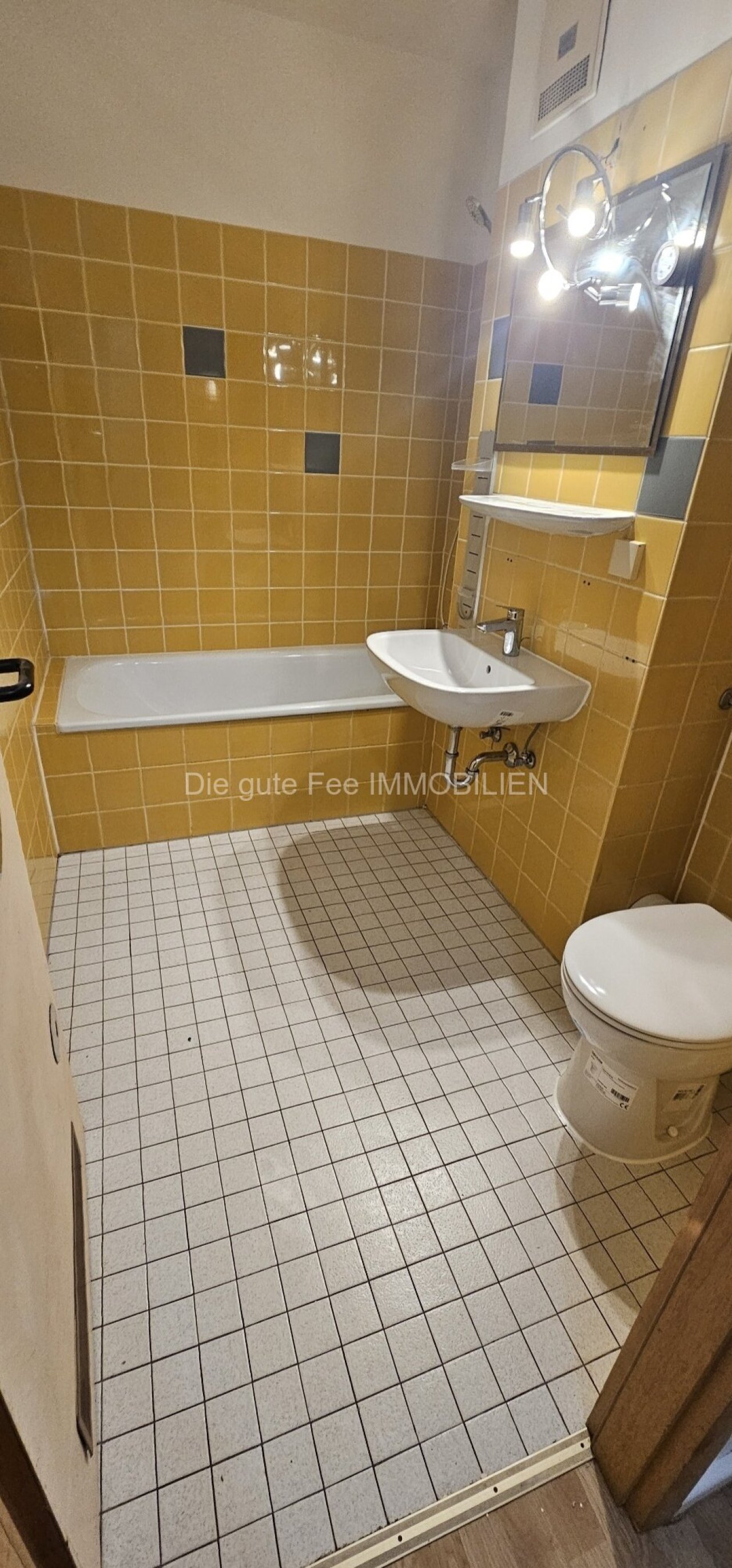 Bad mit Wanne, neuem Waschbecken und neuem WC