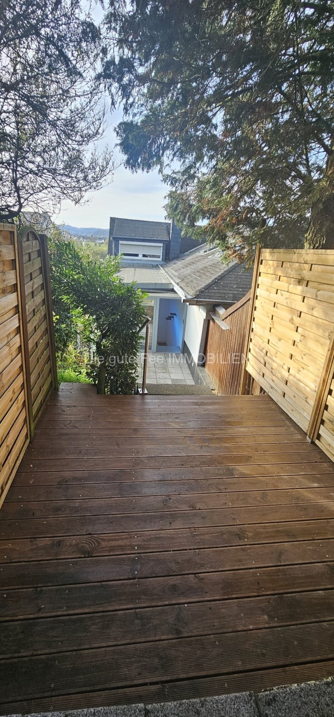 2 Terrassen mit Garten