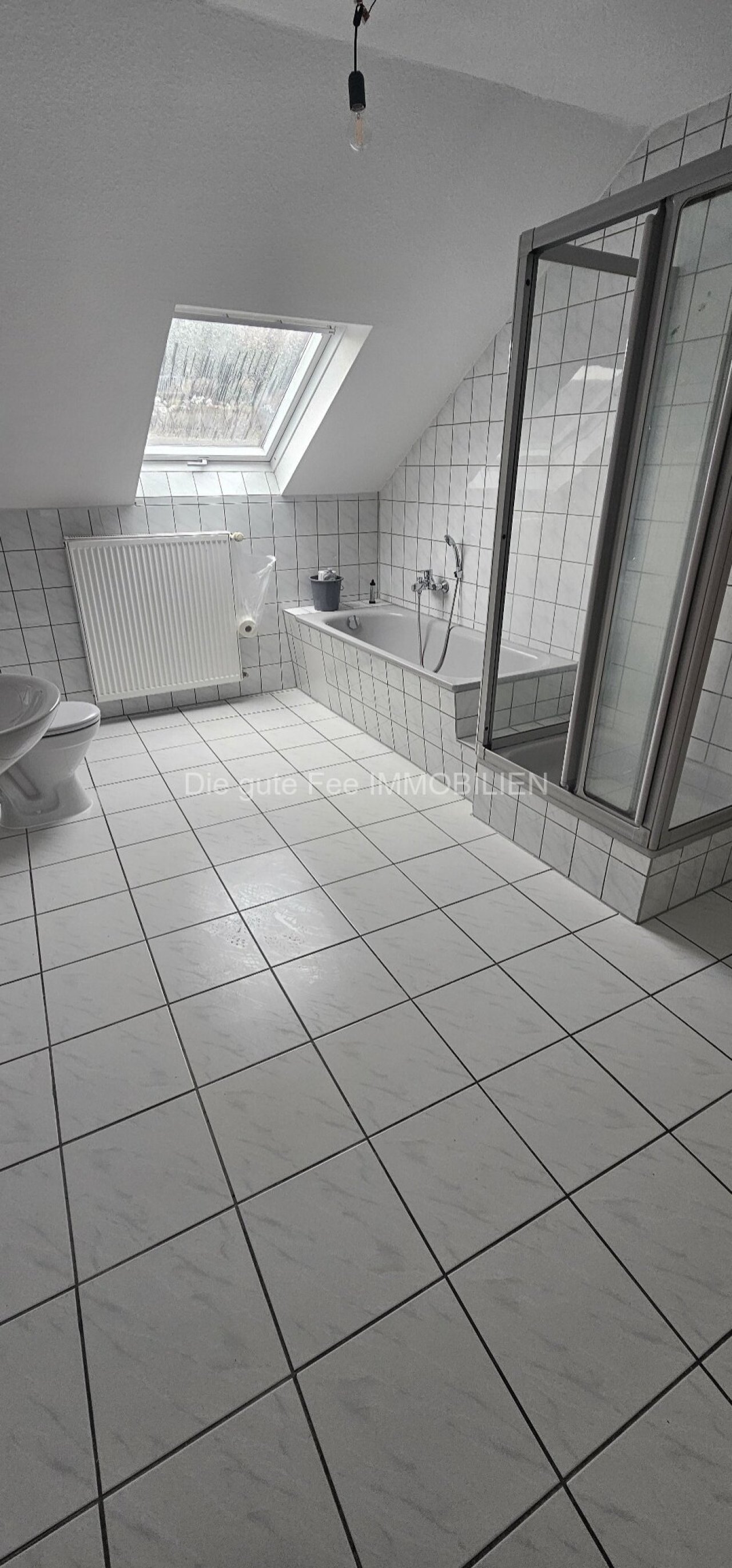 Bad mit Wanne und Dusche