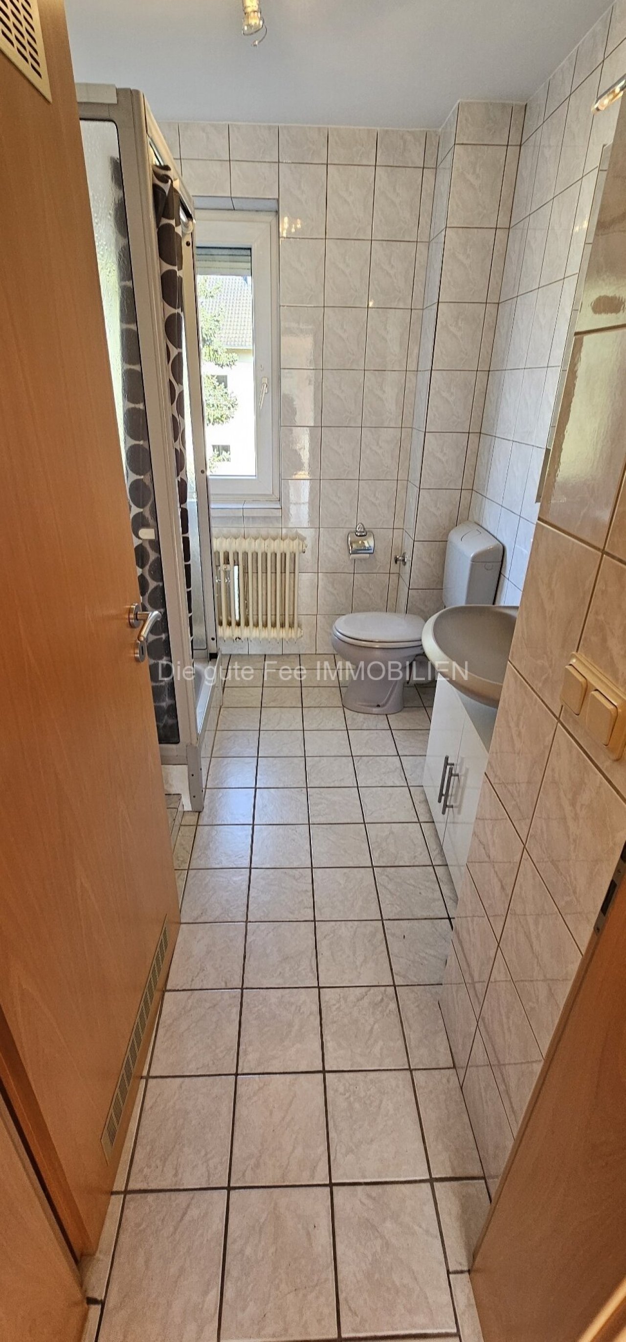 Bad mit Dusche, Fenster, WC, Waschbecken und Waschmaschinenanschluss