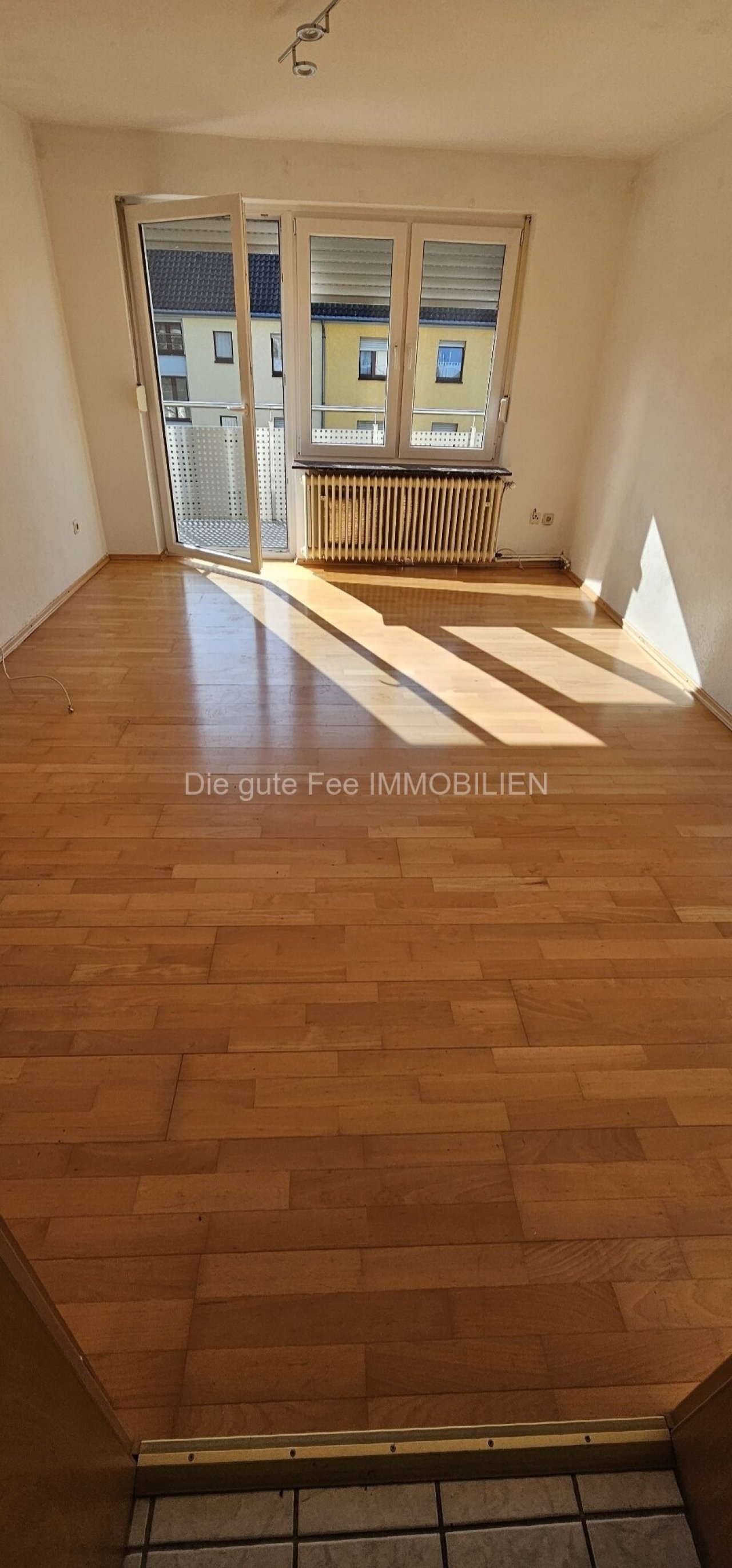 Wohnzimmer mit Balkon