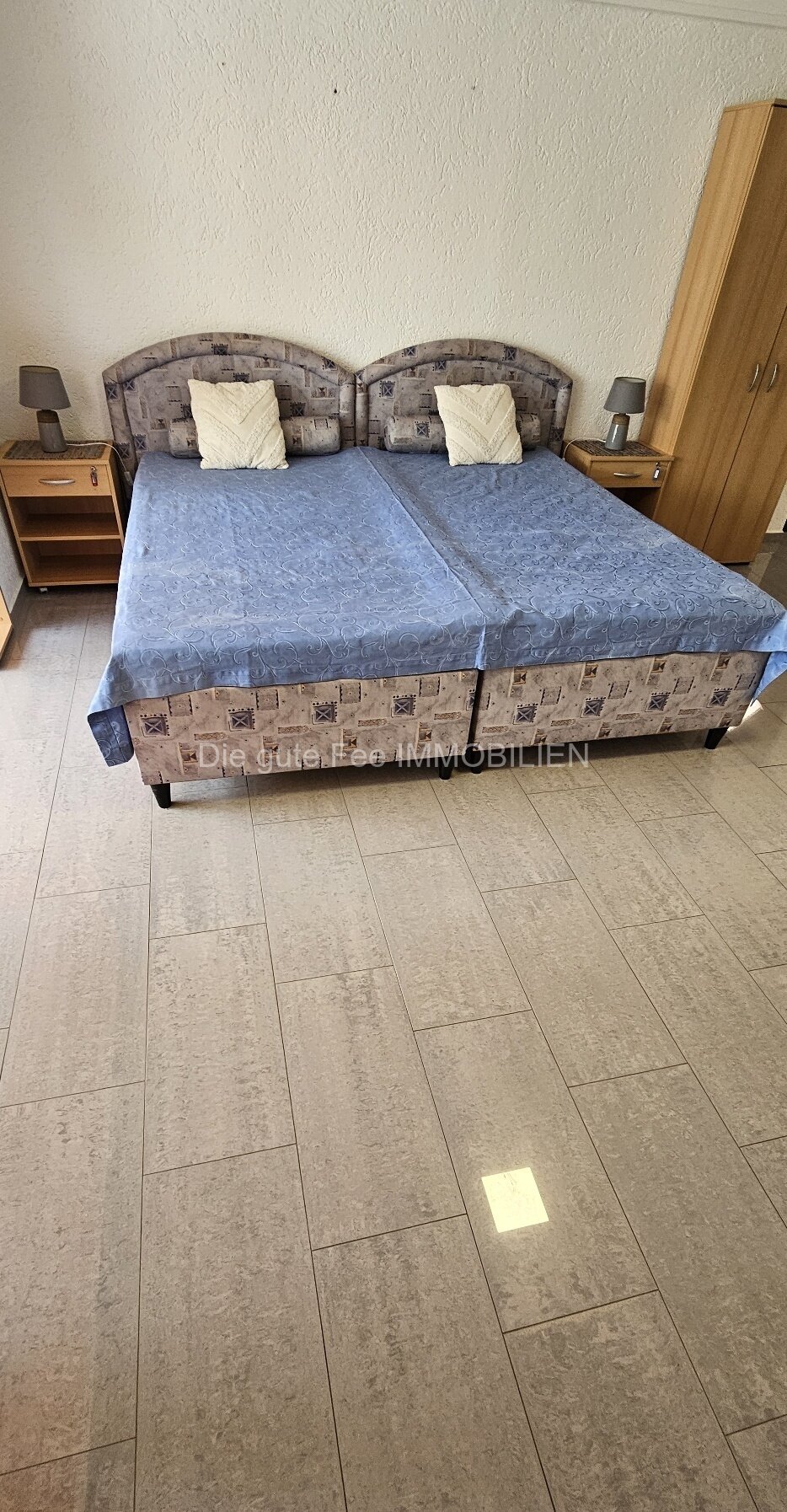 Großes neuwertiges Polsterbett