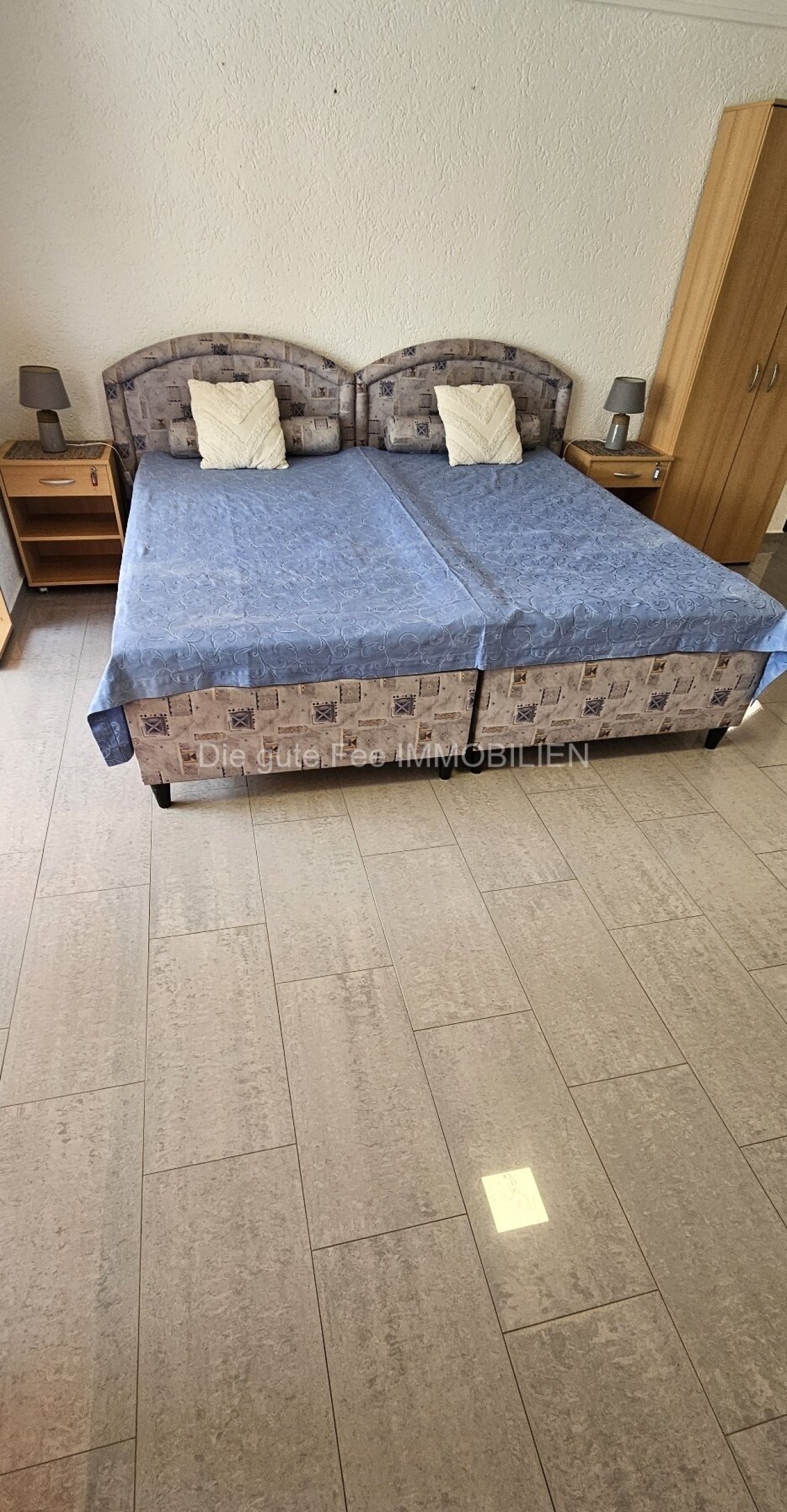 Großes neuwertiges Polsterbett