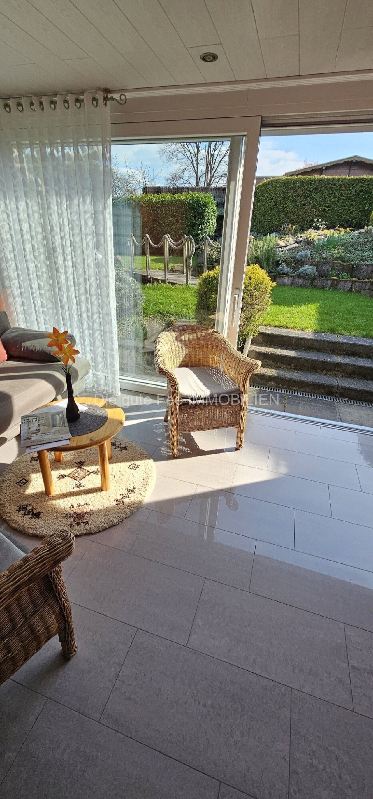 Wohnzimmer im Wintergarten mit Zutritt zur Sonnenterrasse