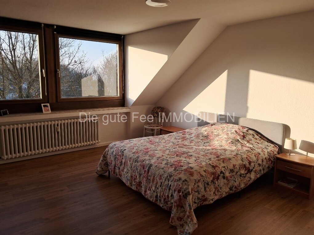 Schlafzimmer mit 2 großen Fenstern Schlafzimmer mit 2 großen Fenstern