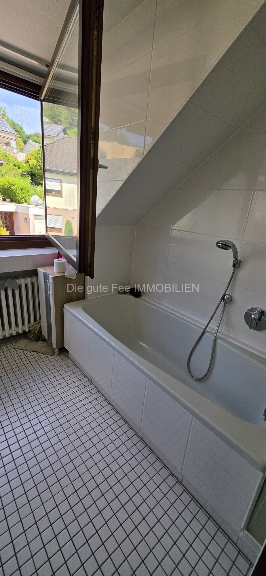 Bad mit Wanne und Dusche Bad mit Wanne und Dusche