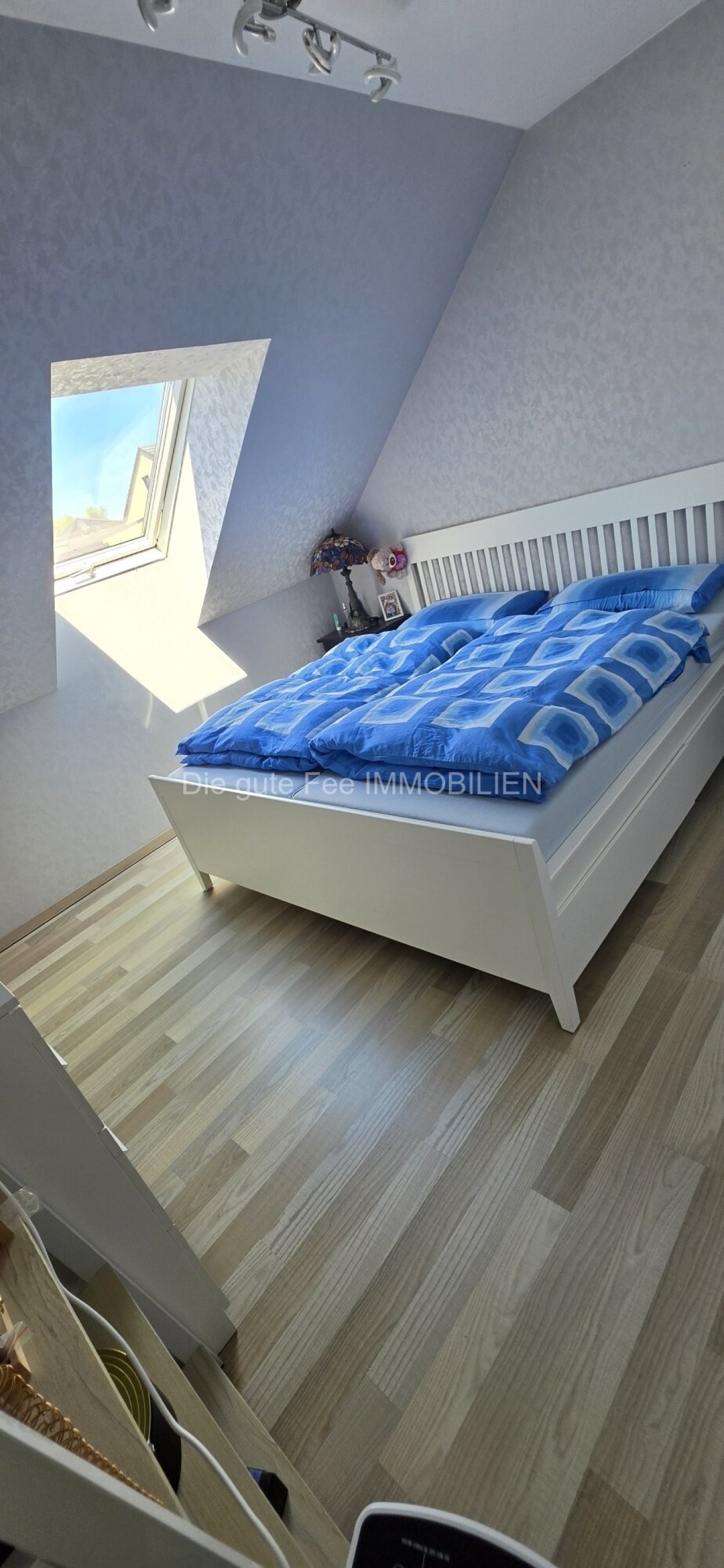 Schlafzimmer mit Bett und Schrank Schlafzimmer mit Bett und Schrank