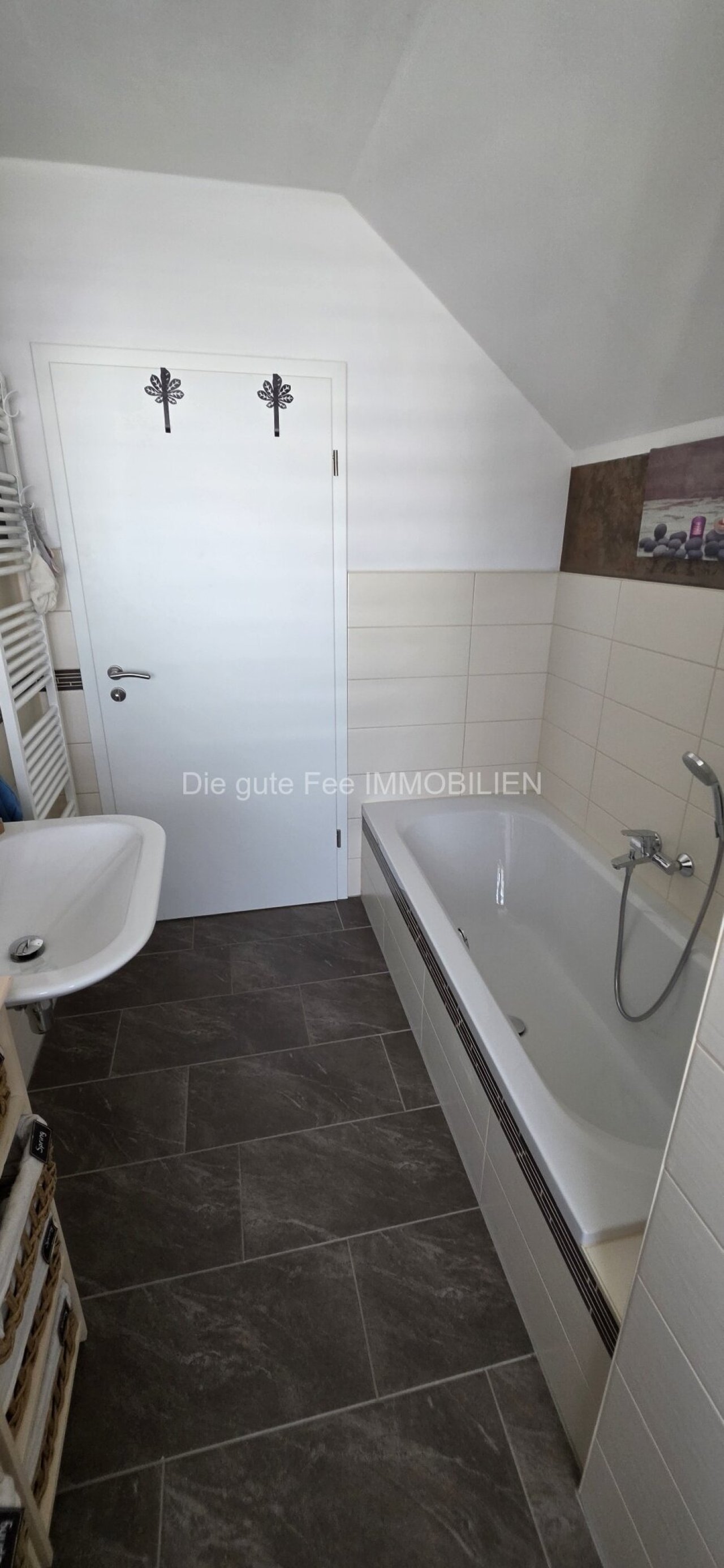 Bad mit Wanne, Becken, Dusche und Heizung Bad mit Wanne, Becken, Dusche und Heizung