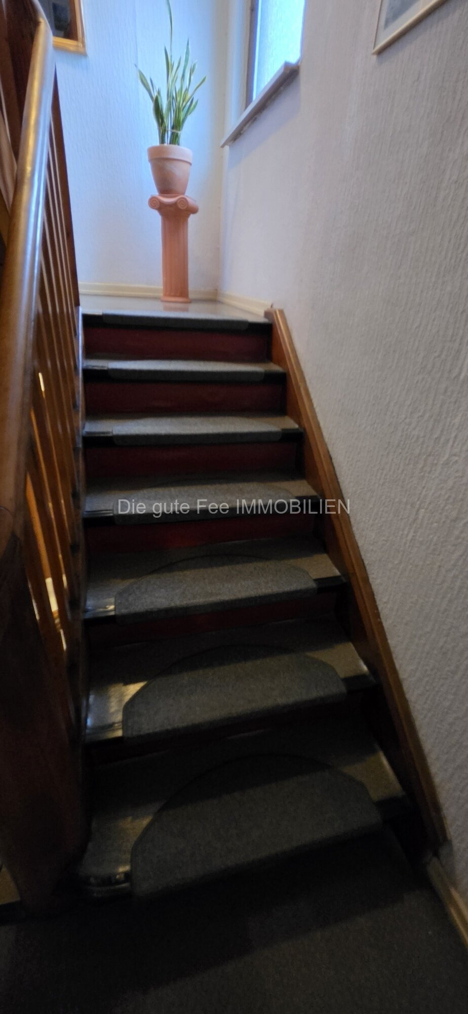 Holztreppe ins 2. OG Holztreppe ins 2. OG