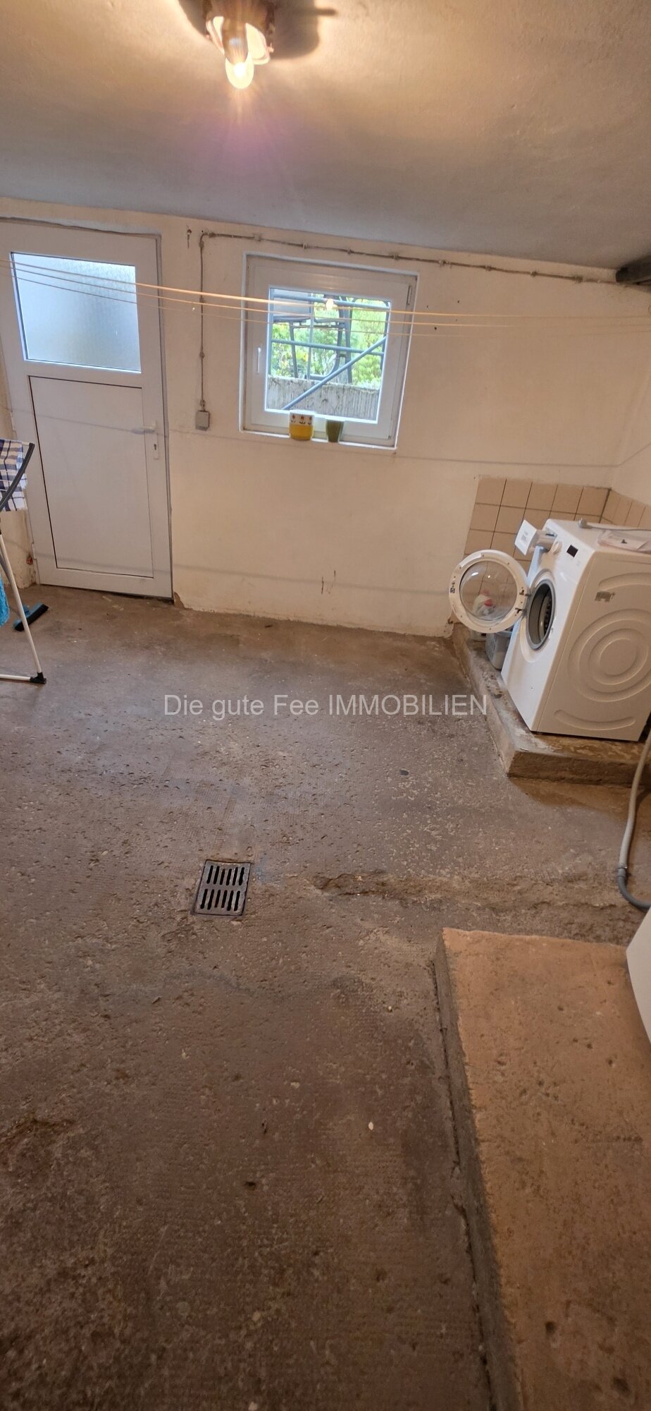 Waschmaschinenraum mit Ausgang zum Garten Waschmaschinenraum mit Ausgang zum Garten